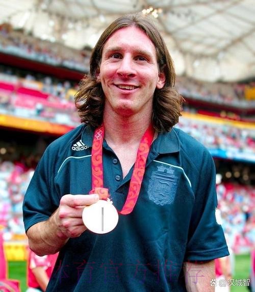 阿根廷名宿:本泽马现在强于梅西 懂球的人都明白